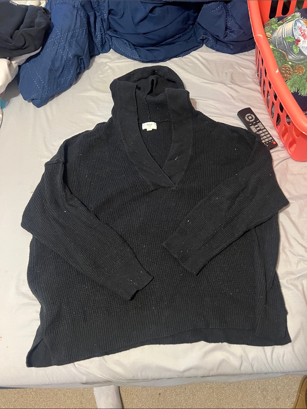 aerie women’s Black V-Neck Hooded Sweater